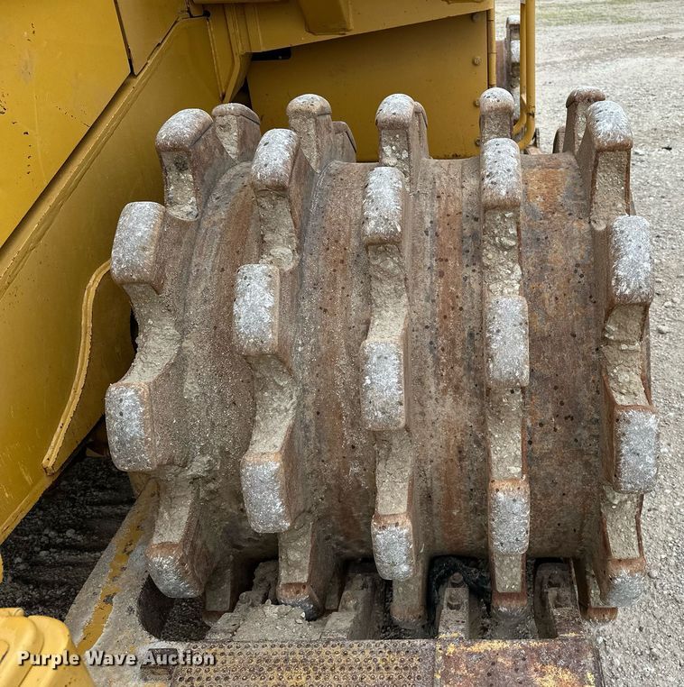 image for item DR3762 2004 Caterpillar 815F soil compactor