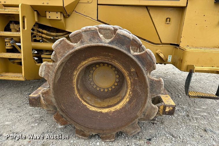 image for item DR3762 2004 Caterpillar 815F soil compactor