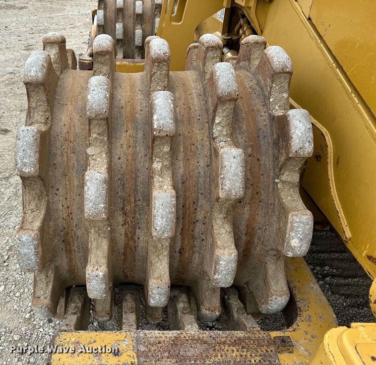 image for item DR3762 2004 Caterpillar 815F soil compactor