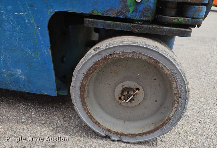 image for item DR3915 2009 Genie Runabout GR-20 vertical lift