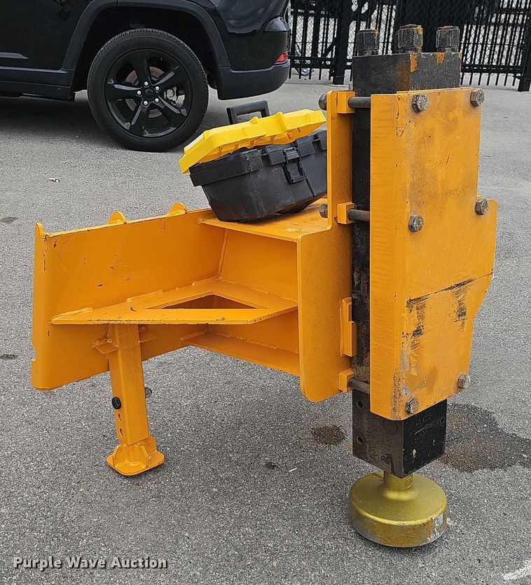 image for item DR3920 2025 GIYI GY-AD680 skid steer post driver