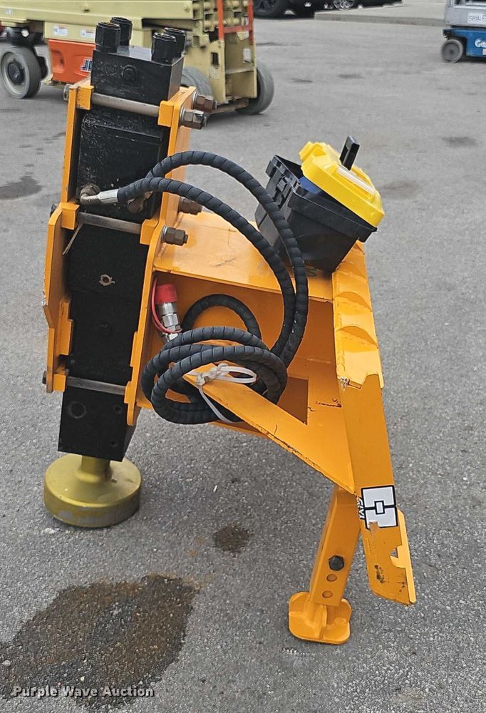 image for item DR3920 2025 GIYI GY-AD680 skid steer post driver