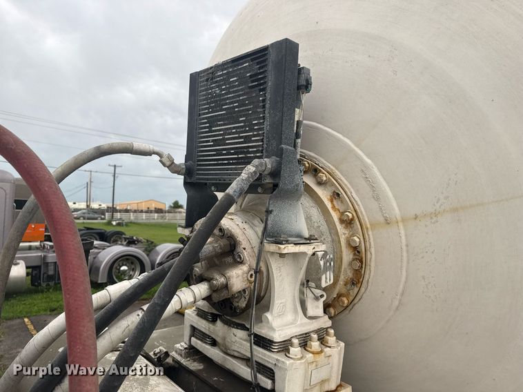 image for item DS3762 2014 Peterbilt 365 ready mix truck