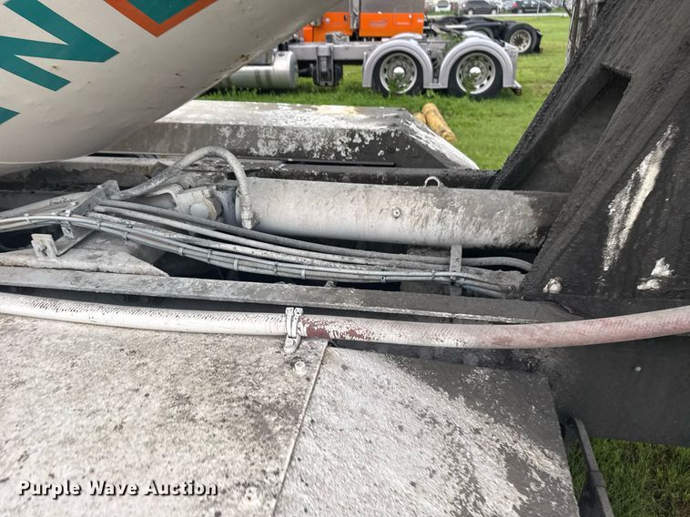 image for item DS3762 2014 Peterbilt 365 ready mix truck