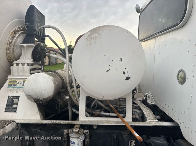 image for item DS3762 2014 Peterbilt 365 ready mix truck