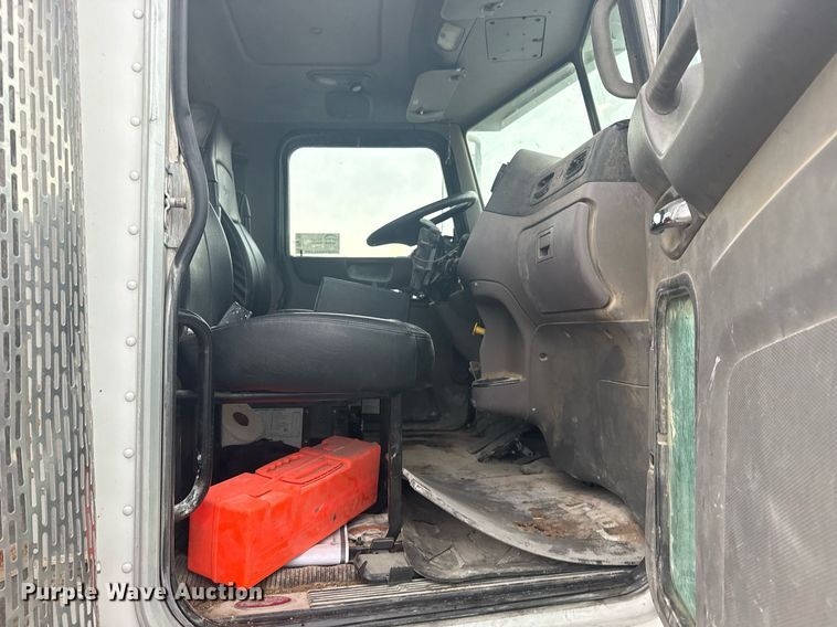 image for item DS3762 2014 Peterbilt 365 ready mix truck