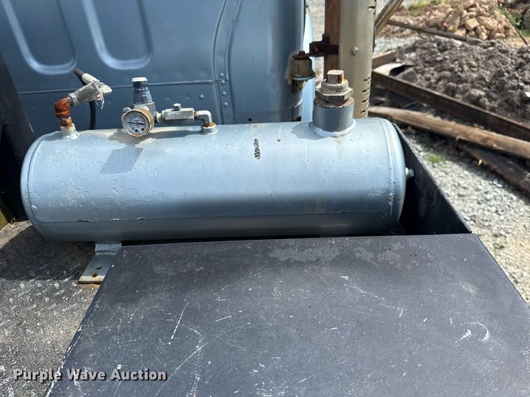 image for item DS3774 2009 Freightliner Business Class M2 swab truck