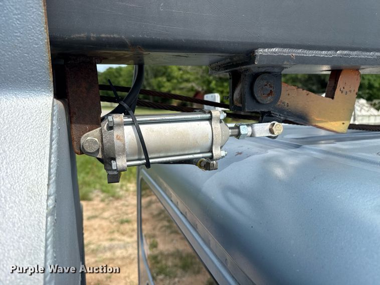 image for item DS3774 2009 Freightliner Business Class M2 swab truck