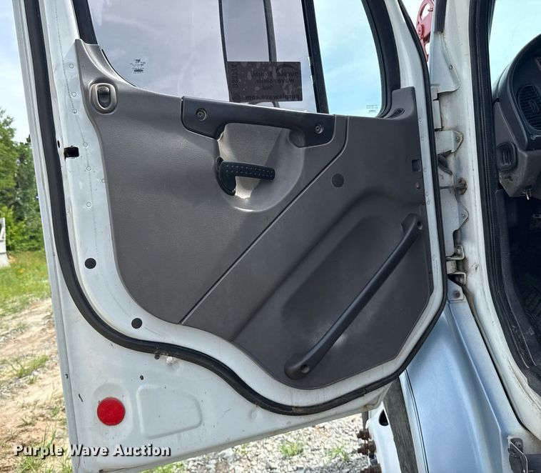 image for item DS3774 2009 Freightliner Business Class M2 swab truck