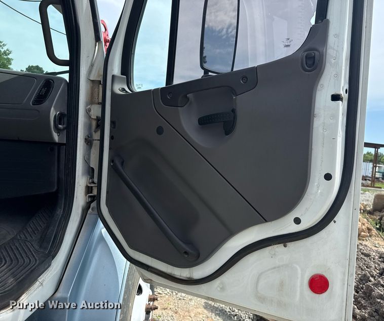 image for item DS3774 2009 Freightliner Business Class M2 swab truck