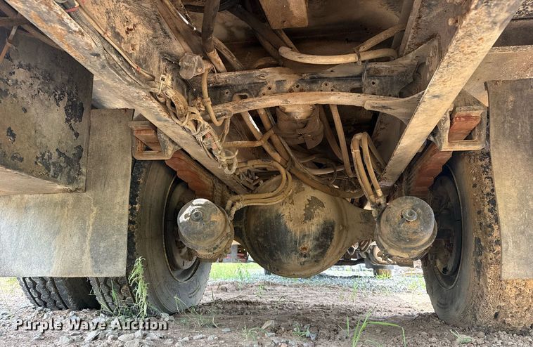 image for item DS3774 2009 Freightliner Business Class M2 swab truck