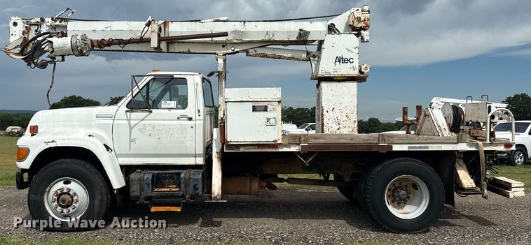 image for item DS3787 1995 Ford F800 digger derrick truck