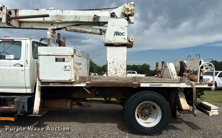 image for item DS3787 1995 Ford F800 digger derrick truck