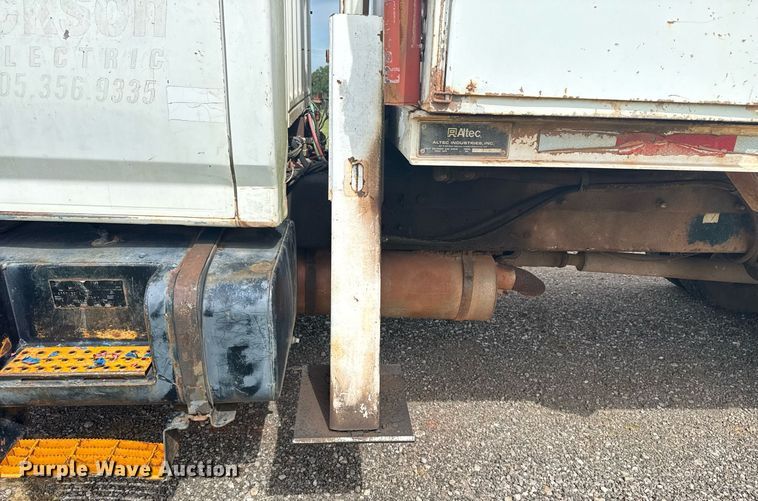 image for item DS3787 1995 Ford F800 digger derrick truck