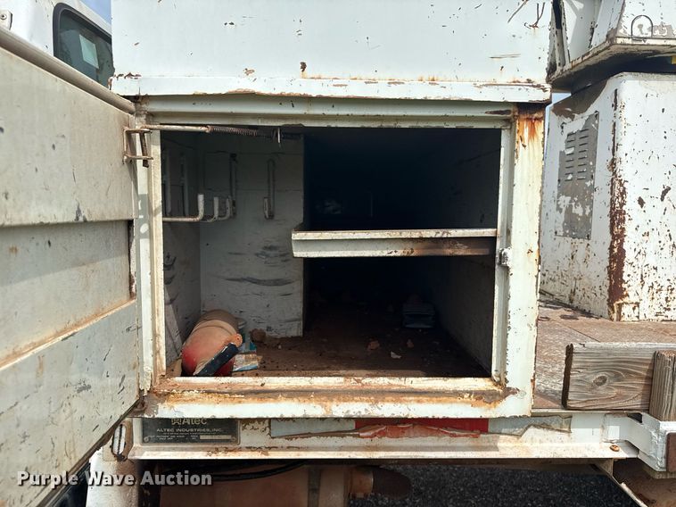 image for item DS3787 1995 Ford F800 digger derrick truck