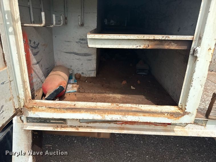 image for item DS3787 1995 Ford F800 digger derrick truck