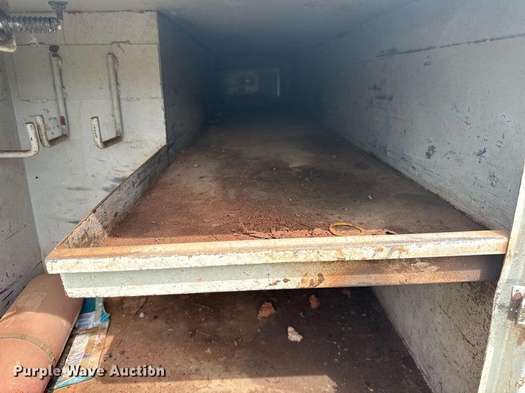 image for item DS3787 1995 Ford F800 digger derrick truck