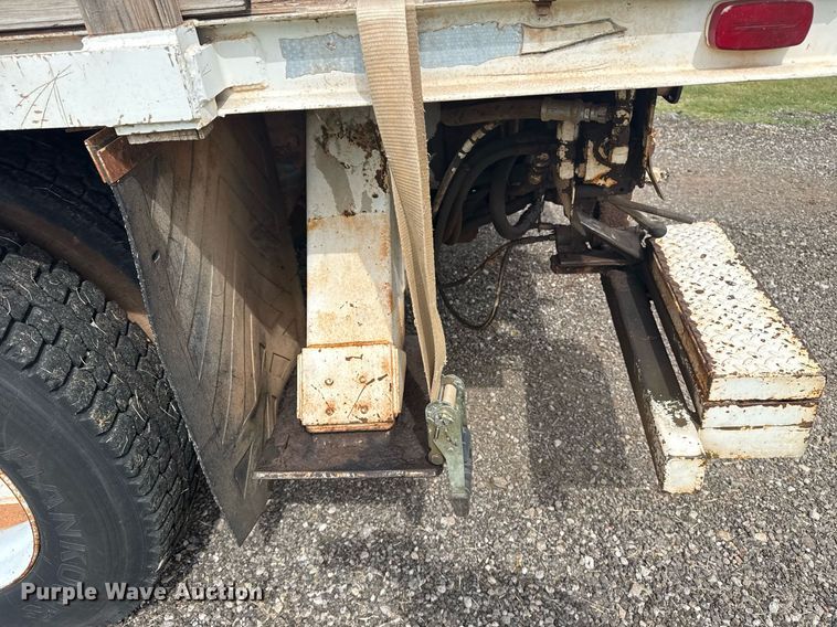 image for item DS3787 1995 Ford F800 digger derrick truck