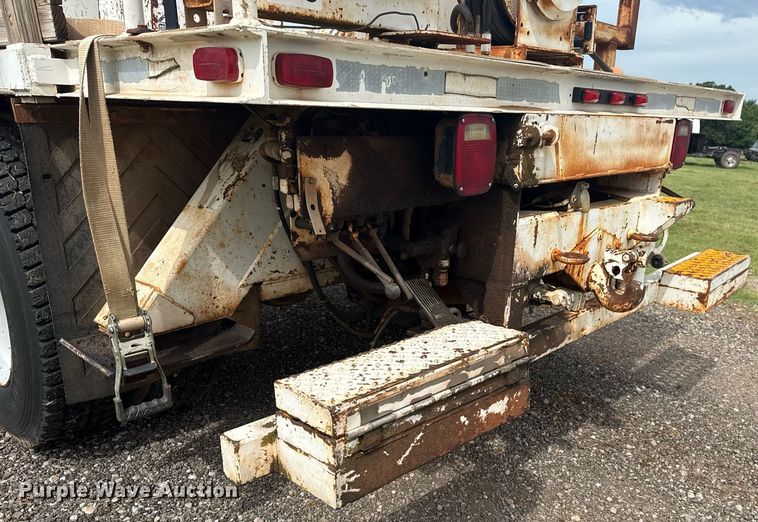 image for item DS3787 1995 Ford F800 digger derrick truck