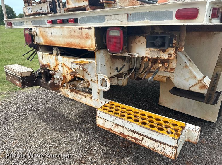 image for item DS3787 1995 Ford F800 digger derrick truck