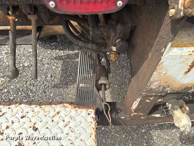 image for item DS3787 1995 Ford F800 digger derrick truck