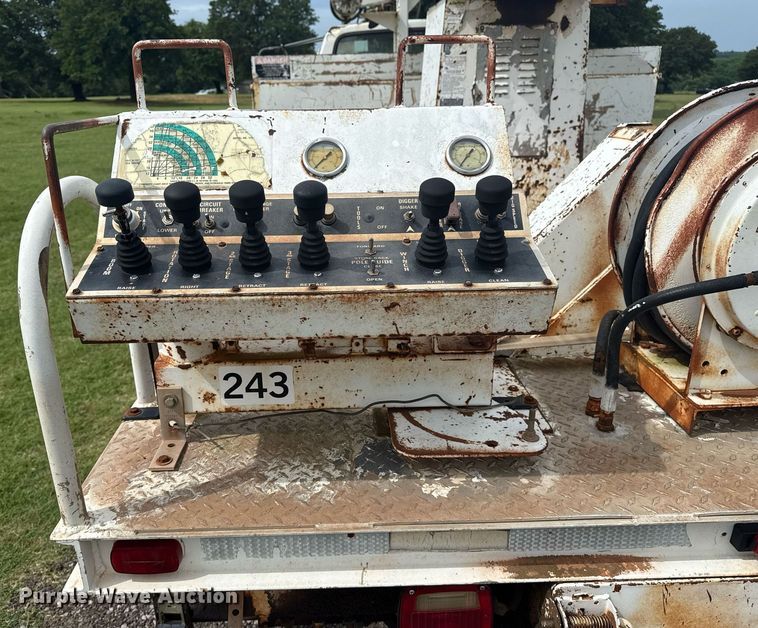 image for item DS3787 1995 Ford F800 digger derrick truck