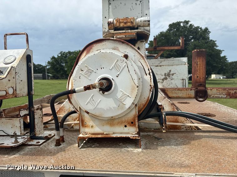 image for item DS3787 1995 Ford F800 digger derrick truck