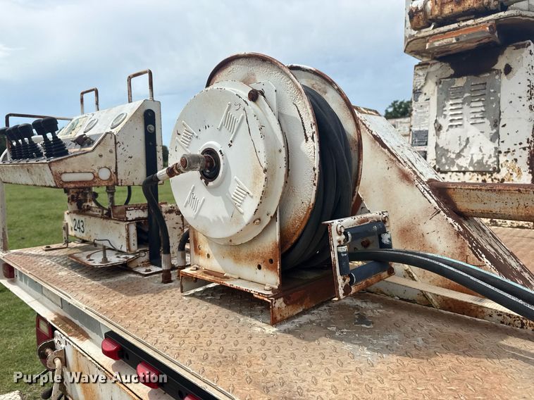 image for item DS3787 1995 Ford F800 digger derrick truck