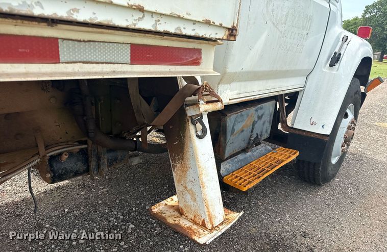 image for item DS3787 1995 Ford F800 digger derrick truck
