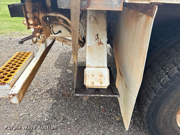 image for item DS3787 1995 Ford F800 digger derrick truck