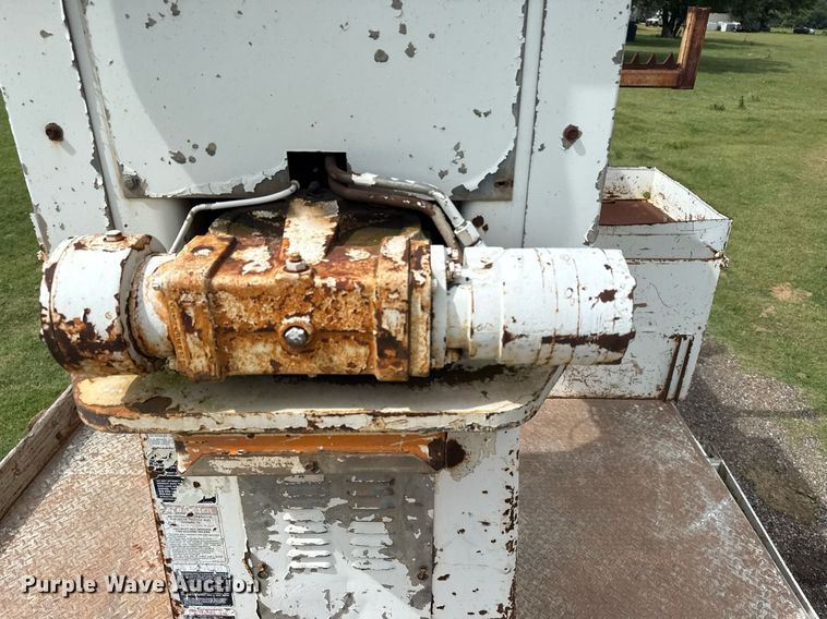 image for item DS3787 1995 Ford F800 digger derrick truck