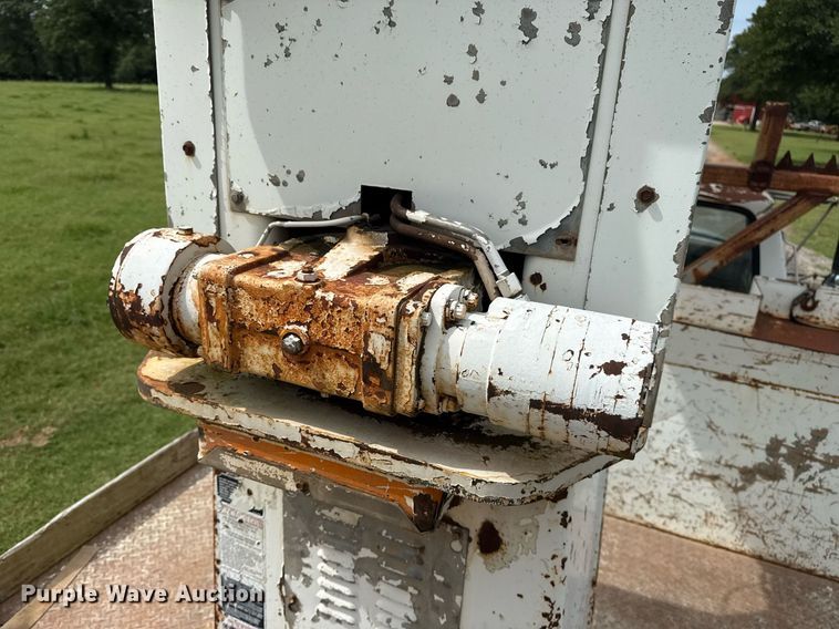 image for item DS3787 1995 Ford F800 digger derrick truck