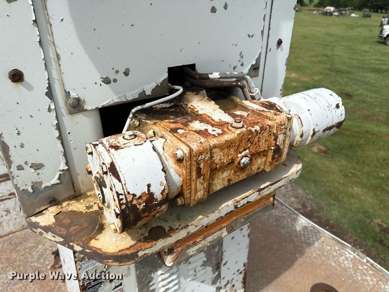 image for item DS3787 1995 Ford F800 digger derrick truck