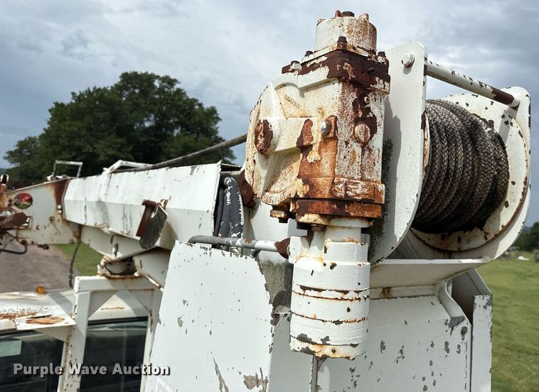 image for item DS3787 1995 Ford F800 digger derrick truck