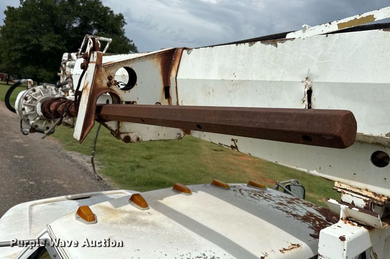 image for item DS3787 1995 Ford F800 digger derrick truck
