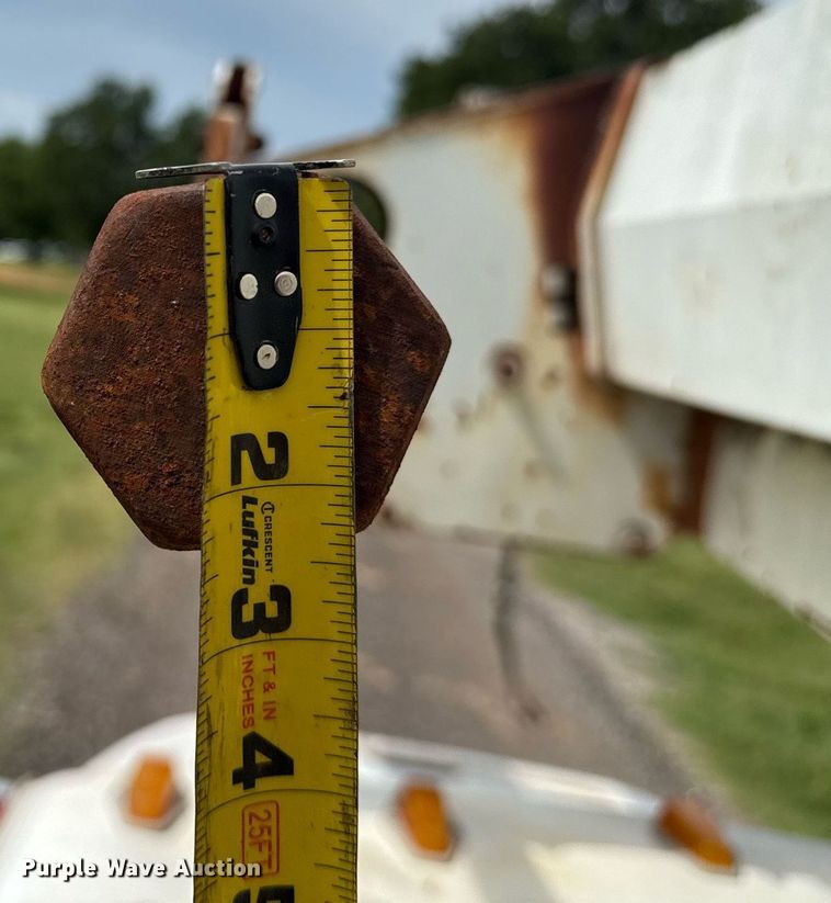 image for item DS3787 1995 Ford F800 digger derrick truck