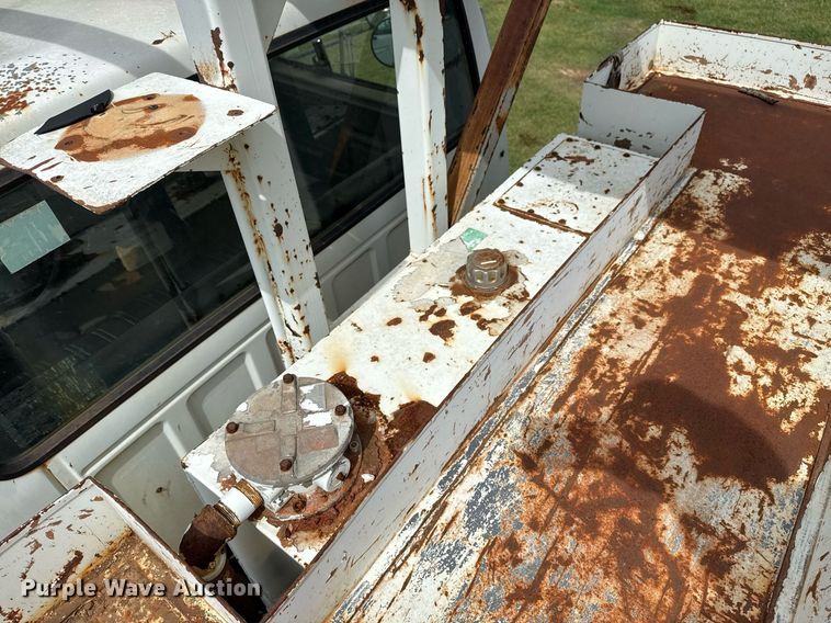 image for item DS3787 1995 Ford F800 digger derrick truck