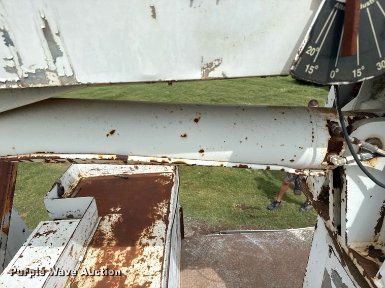 image for item DS3787 1995 Ford F800 digger derrick truck