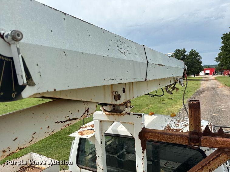 image for item DS3787 1995 Ford F800 digger derrick truck