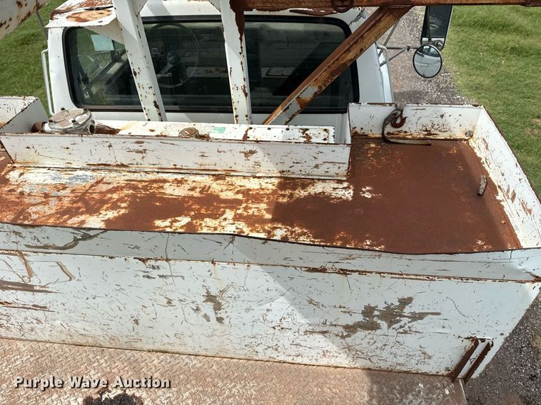 image for item DS3787 1995 Ford F800 digger derrick truck