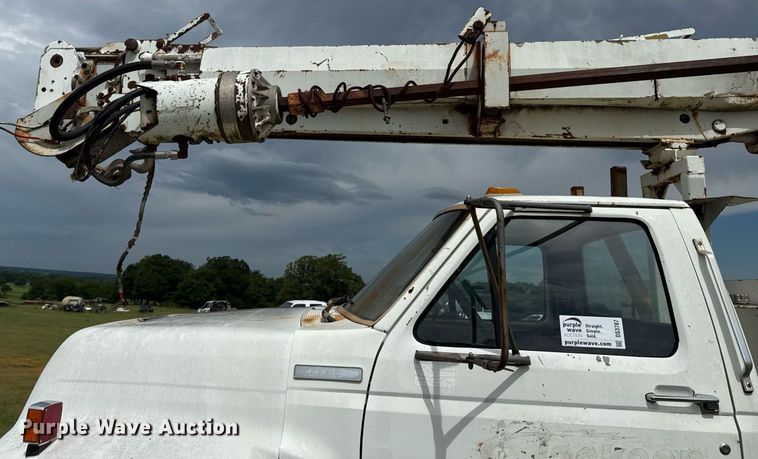 image for item DS3787 1995 Ford F800 digger derrick truck