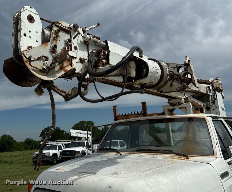 image for item DS3787 1995 Ford F800 digger derrick truck