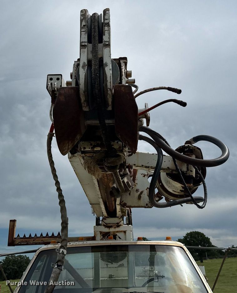 image for item DS3787 1995 Ford F800 digger derrick truck