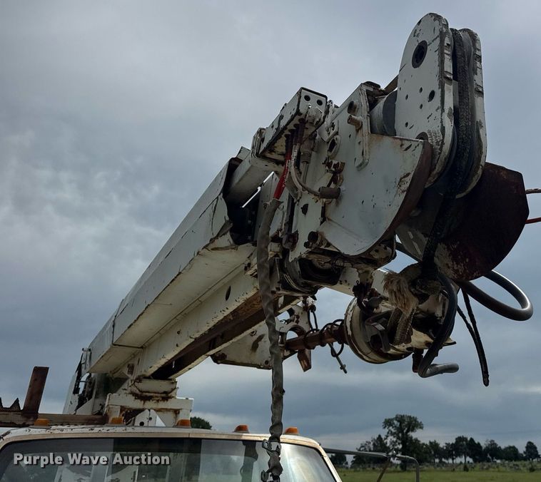 image for item DS3787 1995 Ford F800 digger derrick truck