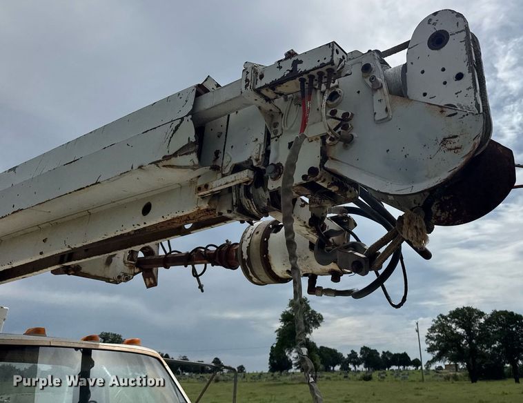image for item DS3787 1995 Ford F800 digger derrick truck