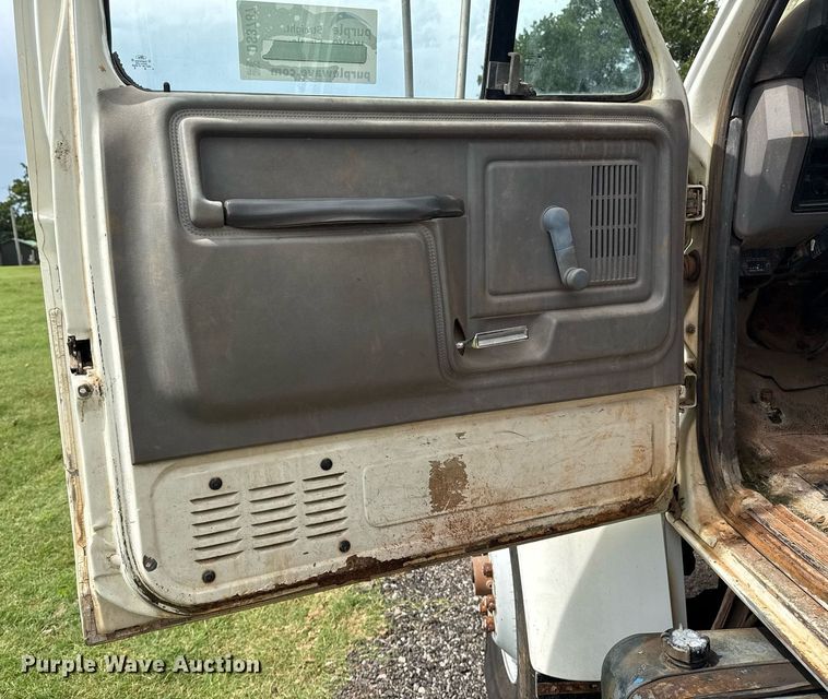 image for item DS3787 1995 Ford F800 digger derrick truck