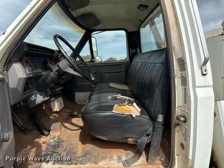 image for item DS3787 1995 Ford F800 digger derrick truck