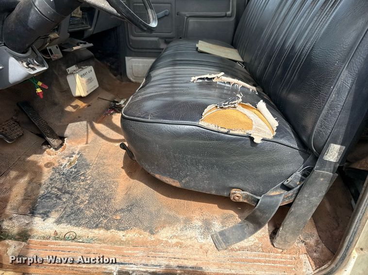 image for item DS3787 1995 Ford F800 digger derrick truck