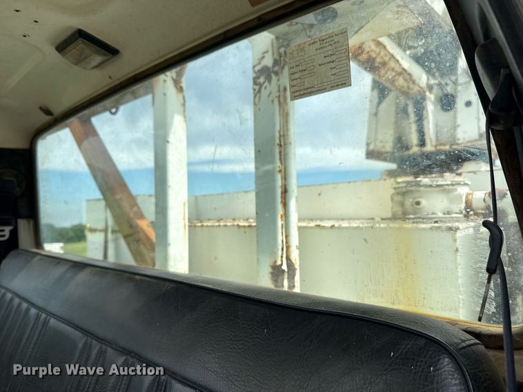 image for item DS3787 1995 Ford F800 digger derrick truck