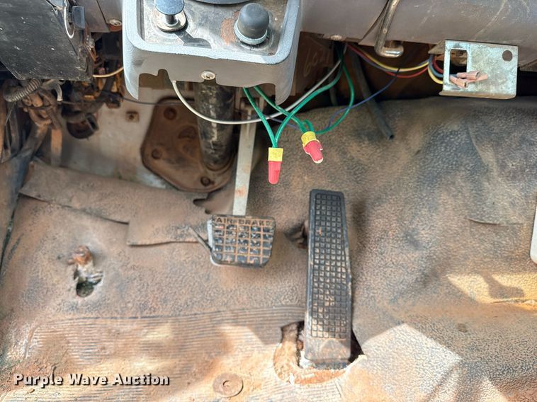 image for item DS3787 1995 Ford F800 digger derrick truck